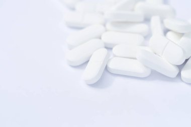 İlaç veya ilaç, hap, hap ve kapsüller veya beyaz ilaç veya uyuşturucu veya beyaz hap veya beyaz hap