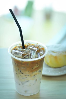 Çörek, çörek ya da kremalı çörek ya da kremalı çörek ya da pudra şekerli sos ve buzlu kahve ya da kahve.