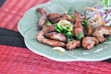 Kızarmış domuz, kızarmış domuz ya da kızarmış domuz ve sebze.