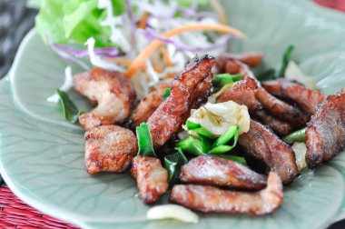 Kızarmış domuz, kızarmış domuz ya da kızarmış domuz ve sebze.