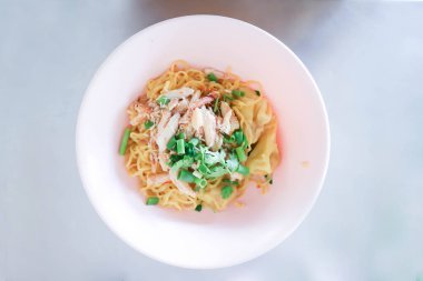 Erişte, yumurtalı erişte ya da Çin eriştesi ya da yengeç eriştesi ya da servis için çorba olmayan erişte.