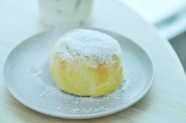 アイシングシュガーや粉砂糖をトッピングしたパン クリームパン バターパン — ストック写真