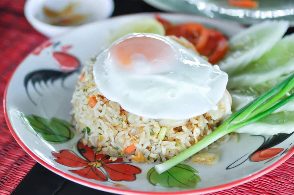 Aduk Nasi Goreng Atau Nasi Goreng Dengan Telur Dan Sayuran — Stok Foto