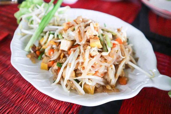 Tagliatelle Mescolare Tagliatelle Fritte Tagliatelle Tailandesi Pad Thai Servire — Foto Stock