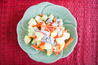 meyve salatası, elma ve ejderha meyve salatası veya meyve ve sebze salatası veya karışık meyve salatası