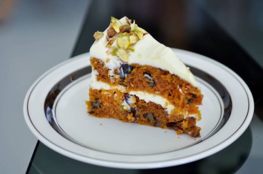 Fıstık ezmeli havuç ve üzümlü kek, havuçlu kek veya meyveli kek.