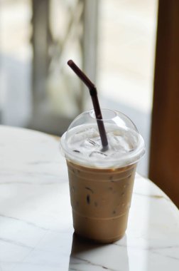 Buzlu kahve, buzlu latte kahve ya da buzlu kapuçino kahve ya da buzlu mocha kahve.