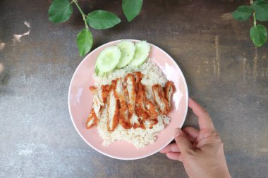 Tavuklu pilav ya da tavuklu pilav ya da tavuklu pilav.