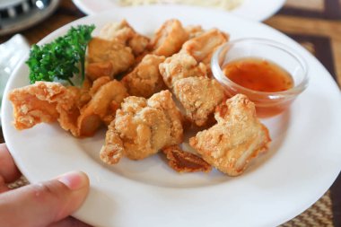 Kızarmış tavuk, kızarmış tavuk ya da çıtır tavuk Pop tavuk ya da soslu çıtır tavuk.