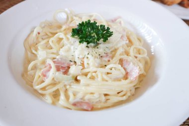 makarna, spagetti ya da spagetti carbonara ya da makarna