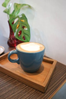 sıcak kahve, cappuccino kahve ya da latte ve vazo