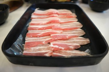 Domuz eti, çiğ et ya da domuz eti.