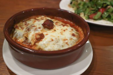 Lazanya ya da et ve peynirli lazanya.