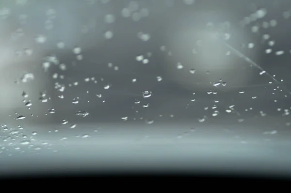 雨滴落在玻璃上 雨滴落在挡风玻璃上 雨滴落在汽车玻璃上 或雨天背景模糊 — 图库照片