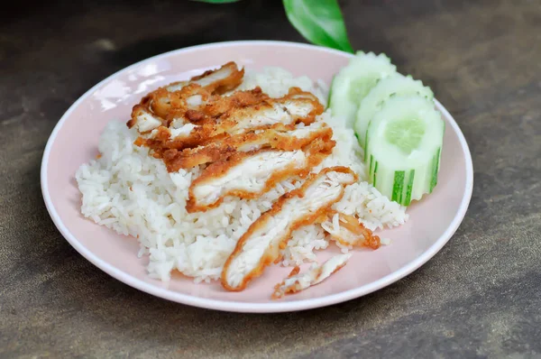Nasi Diatapi Dengan Nasi Ayam Atau Ayam Atau Ayam Goreng — Stok Foto
