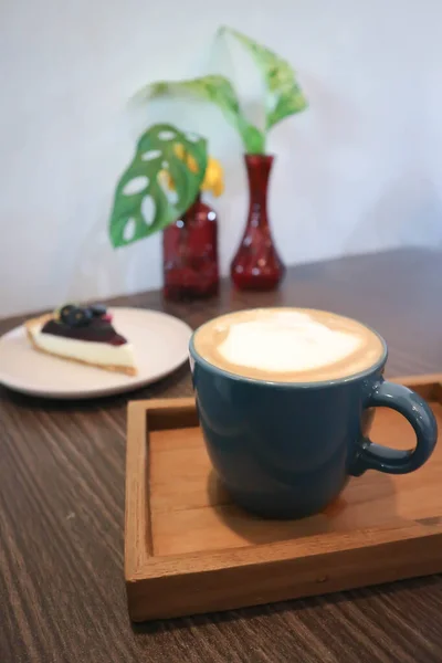 ホットコーヒーカプチーノコーヒーラテコーヒーブルーベリーチーズケーキ — ストック写真