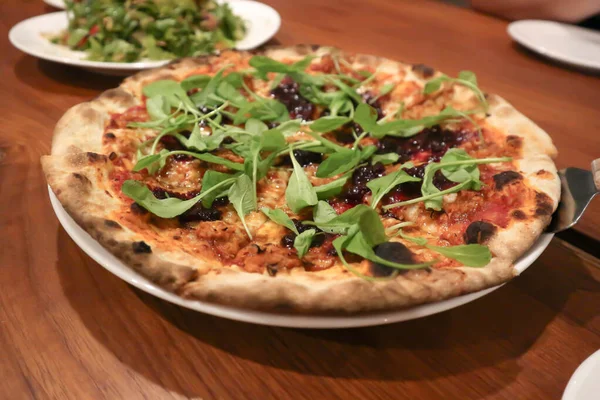 Pizza Lub Salami Pizza Oliwek Serów Dodatkiem Warzyw — Zdjęcie stockowe