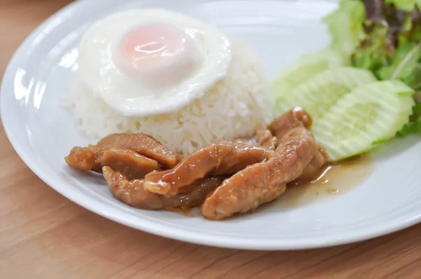 豚肉をニンニク 米で炒めるか 豚肉と米を日当たりの良い側に卵で炒める — ストック写真