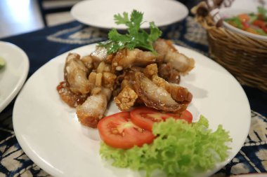 Domuz eti, domuz eti ya da kızarmış domuz eti ya da ızgara domuz eti ve sebze.