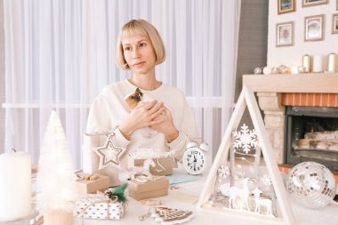 Noel hediyeleri paketleyen bir kadın, Noel hediyeleri paketleyen bir kadın ve yeni yıl. Bayram hediye kutularını süslüyordum. Noel için hazırlanıyorum. Kış tatili, ev dekorasyonu konsepti