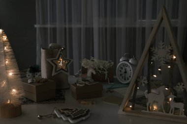 Noel hediyeleri paketlemek, Noel hediyeleri ve yeni yıl hediyesi paketlemek. Bayram hediye kutularını süslüyordum. Noel için hazırlanıyorum. Kış tatili, ev dekorasyonu konsepti