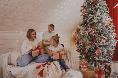 Noel ağacını süsleyen çocuklar, Mutlu Noeller ve yeni yıl tatilleri. Aile, kış tatili ve insan konsepti, portre seven aile, yakın çekim..