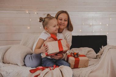 Çocuklar Noel ağacını süslüyor, Mutlu Noeller ve yeni yıl tatilleri. Aile, kış tatili ve insan konsepti, portre seven aile, yakın çekim..