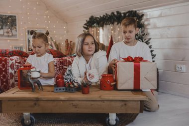 Noel ağacını süsleyen çocuklar, Mutlu Noeller ve yeni yıl tatilleri. Aile, kış tatili ve insan konsepti, portre seven aile, yakın çekim..