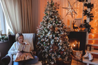 Şirin kız Noel ağacı süslüyor. Mutlu Noeller ve yeni yıl tatilleri.