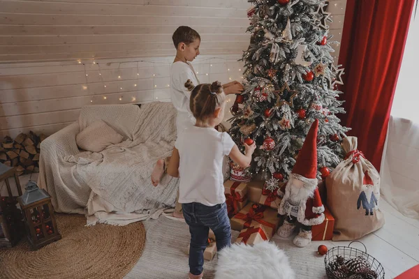 Los Niños Que Decoran Árbol Navidad Feliz Navidad Año Nuevo — Foto de Stock