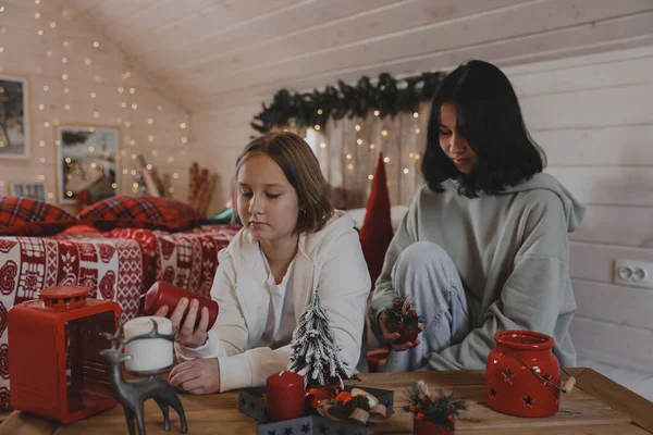 Niños Niñas Decorando Árbol Navidad Feliz Navidad Año Nuevo Vacaciones — Foto de Stock