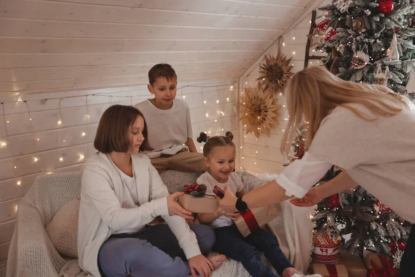 Los Niños Madre Que Adornan Árbol Navidad Feliz Navidad Año — Foto de Stock