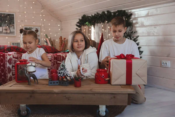 Los Niños Que Decoran Árbol Navidad Feliz Navidad Año Nuevo — Foto de Stock