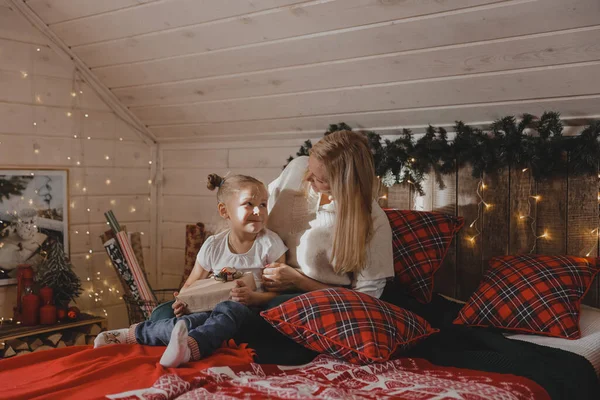 Una Madre Una Hija Felices Con Regalos Navidad Están Sentadas — Foto de Stock
