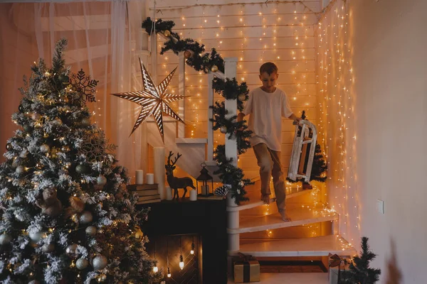 Niño Decorando Árbol Navidad Casa Niño Jersey Punto Con Adorno — Foto de Stock