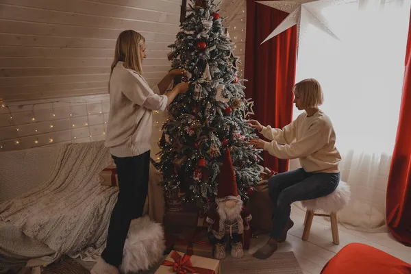 Feliz Familia Decorando Árbol Navidad Con Boubles Regalos Sala Estar — Foto de Stock