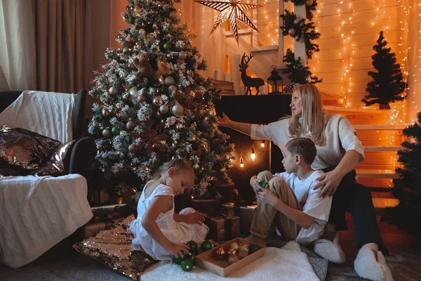 Crianças Mãe Que Decoram Árvore Natal Feliz Natal Feriados Ano — Fotografia de Stock