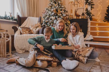Çocuklar ve anneler Noel ağacı süslüyorlar, Mutlu Noeller ve yeni yıl tatilleri. Aile, kış tatili ve insan konsepti, portre seven aile, yakın çekim..