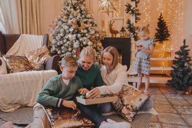 Çocuklar ve anneler Noel ağacı süslüyorlar, Mutlu Noeller ve yeni yıl tatilleri. Aile, kış tatili ve insan konsepti, portre seven aile, yakın çekim..