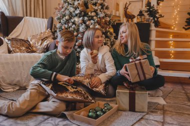 Çocuklar ve anneler Noel ağacı süslüyorlar, Mutlu Noeller ve yeni yıl tatilleri. Aile, kış tatili ve insan konsepti, portre seven aile, yakın çekim..