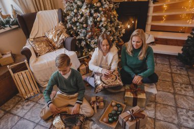 Çocuklar ve anneler Noel ağacı süslüyorlar, Mutlu Noeller ve yeni yıl tatilleri. Aile, kış tatili ve insan konsepti, portre seven aile, yakın çekim..