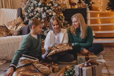 Çocuklar ve anneler Noel ağacı süslüyorlar, Mutlu Noeller ve yeni yıl tatilleri. Aile, kış tatili ve insan konsepti, portre seven aile, yakın çekim..