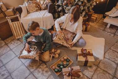 Yılbaşı atmosferindeki çocuklar. Aile Noel ve hediyelerle mutlu. Çocuklar yılbaşı ağacında hediyelerle.