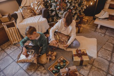 Yılbaşı atmosferindeki çocuklar. Aile Noel ve hediyelerle mutlu. Çocuklar yılbaşı ağacında hediyelerle.