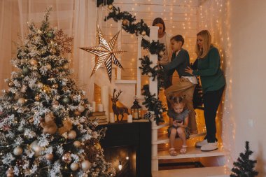 Çocuklar ve anneler Noel ağacı süslüyorlar, Mutlu Noeller ve yeni yıl tatilleri. Aile, kış tatili ve insan konsepti, portre seven aile, yakın çekim..