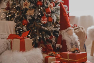 Noel partisi için süslemeler. Noel dekorasyonu fikirleri. Yeni yıl atmosferi, şenlikli konsept