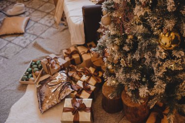 Noel partisi için süslemeler. Noel dekorasyonu fikirleri. Yeni yıl atmosferi, şenlikli konsept