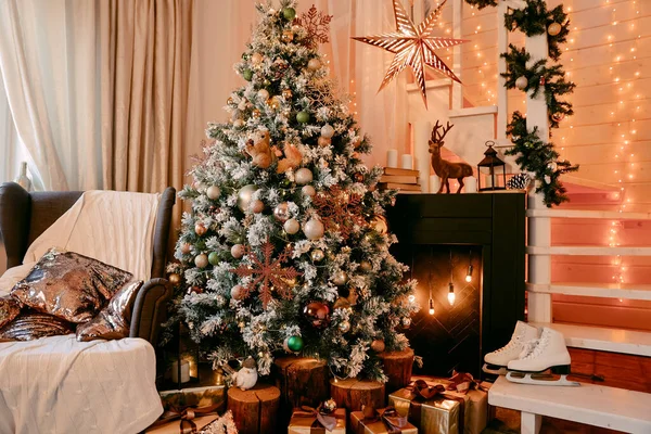 Interior Elegante Sala Estar Com Bela Lareira Árvore Natal Luzes — Fotografia de Stock