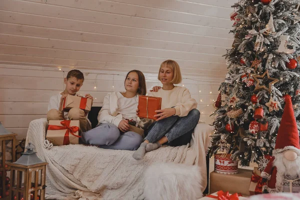 Familia Nochebuena Niños Abriendo Regalos Niños Bajo Árbol Navidad Con — Foto de Stock