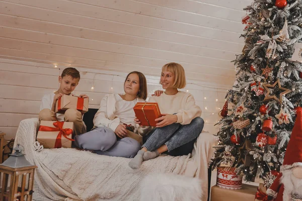 Familia Nochebuena Niños Abriendo Regalos Niños Bajo Árbol Navidad Con — Foto de Stock